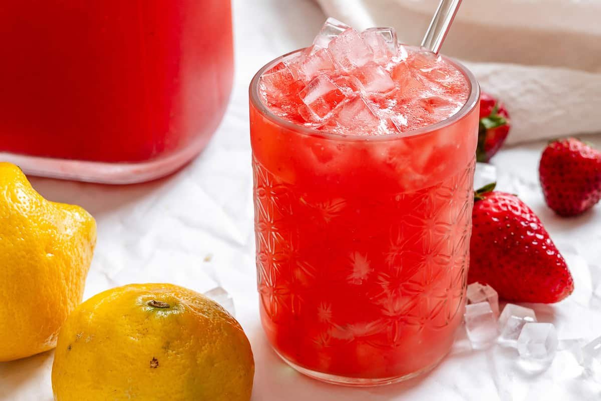 Fresh Strawberry Lemonade [5 Minute Recipe]